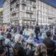 Labo.Art Upside Down Show a Milano sfilano cittadini, turisti e passanti-