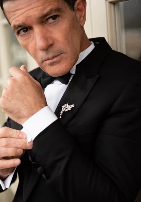 Antonio Banderas indossa spilla e gemelli Swarovski per la notte degli Oscar 2020 ©️BertieWatson 