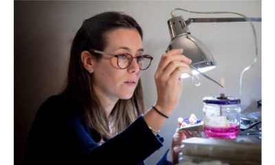 Bona Calvi orafa autrice di minisculture nel suo laboratorio di Milano