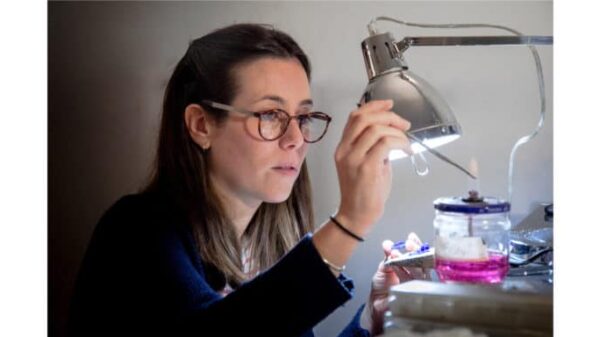 Bona Calvi orafa autrice di minisculture nel suo laboratorio di Milano