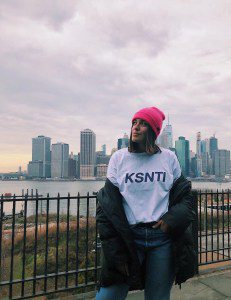 KSNTI, la nuova T-shirt di Kristina Ti che racconta un modo di vivere