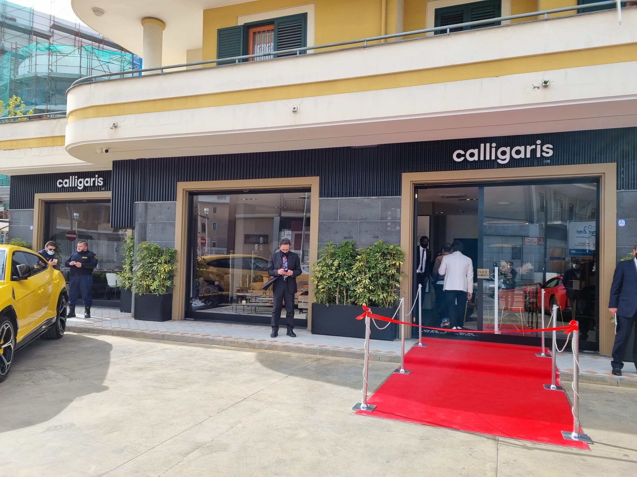 L'esterno del nuovo punto vendita Calligaris ad Aversa (Caserta)