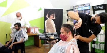Tagli capelli gratis persone senza fissa dimora Professional by Fama Fondazione Arca