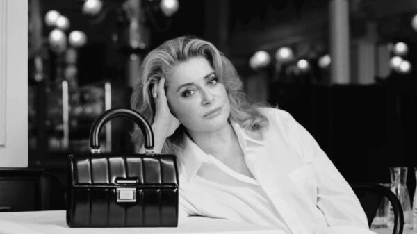 Catherine Deneuve per la nuova borsa di AMI Le Déjà-Vu