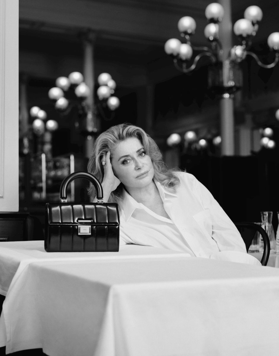 Catherine Deneuve per la nuova borsa di AMI Le Déjà-Vu