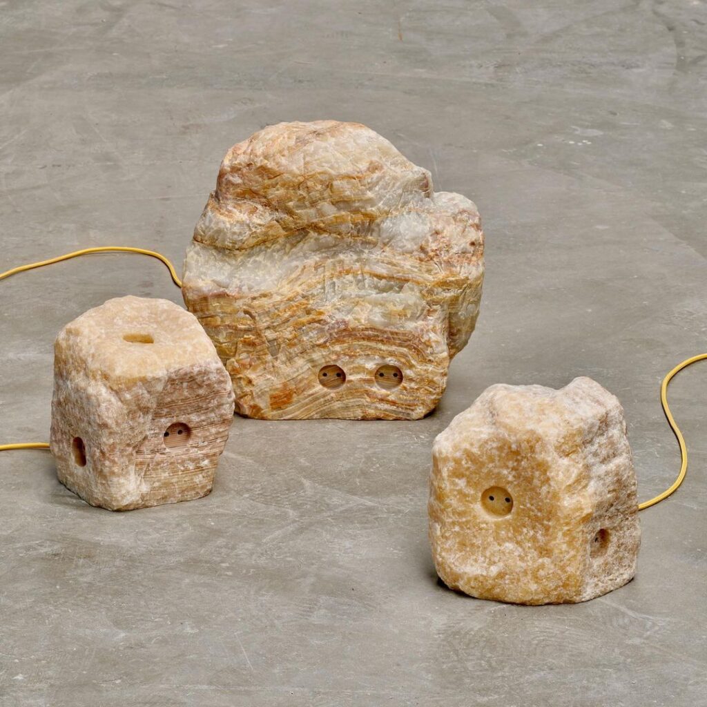 SolidNature The Technological Stone blocco in pietra naturale trasformato presa di corrente