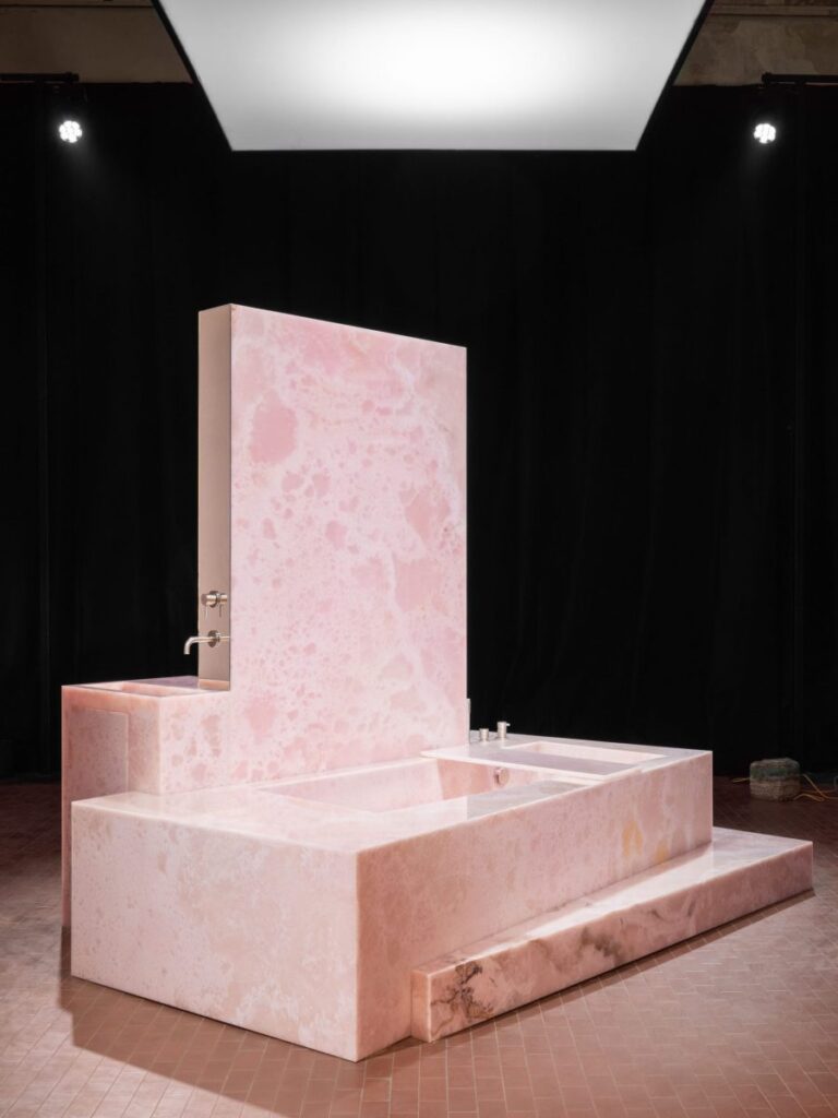 SolidNature monolite in onice rosa installazione bagno