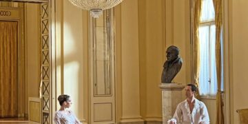 Kartell celebra 20 anni della sua sedia trasparente alla Scala di Milano
