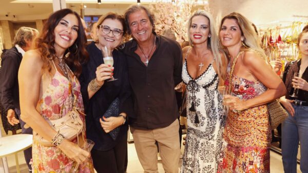 Al centro Andrea Tofilatto, CEO & Founder Miss Bikini, con Alessadra e Francesca Piacentini, direttrici creative del brand e due ospiti