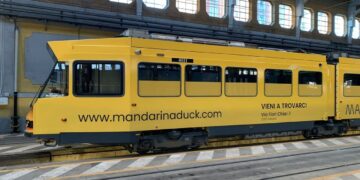 Tram Mandarina Duck Milano campagna SS 2023
