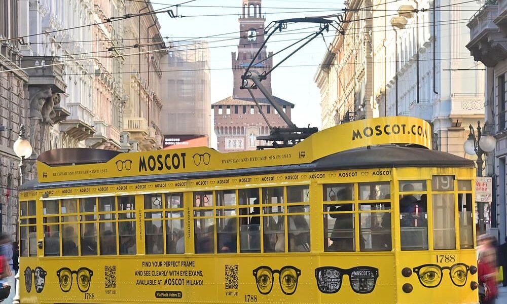 MDW 24. Moscot colora Milano con i suoi tram gialli