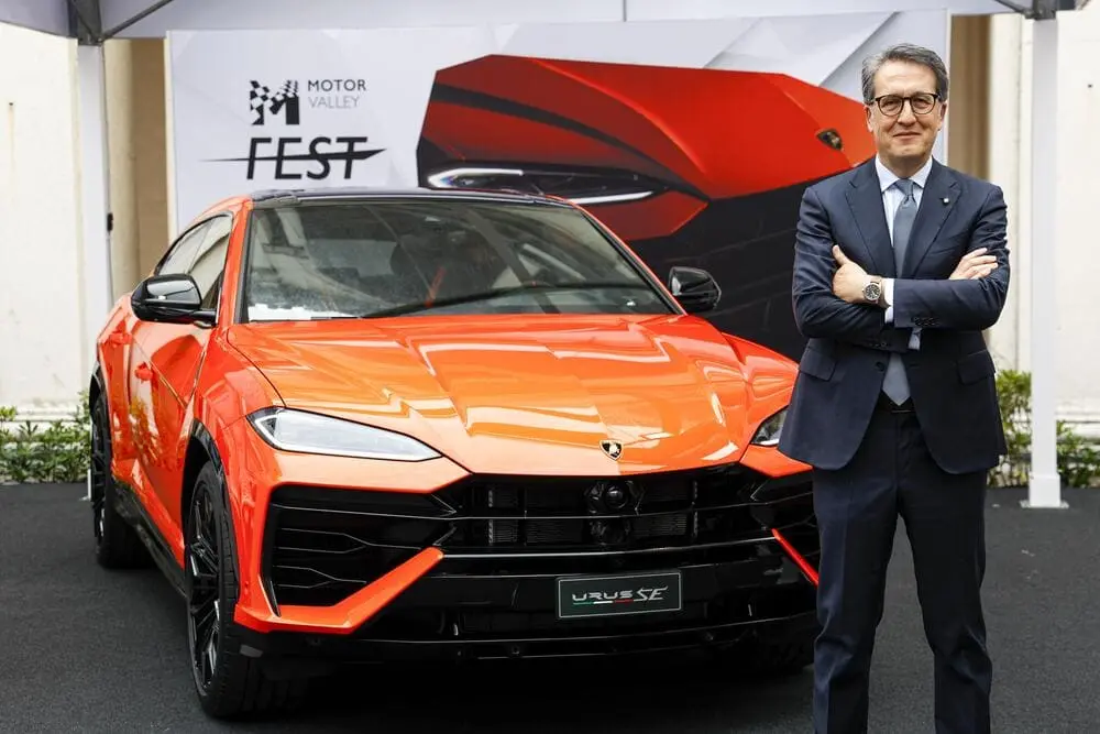 Umberto Tossini, Chief People, Culture & Organization Officer di Automobili Lamborghini  con la nuova Urus SE Hybrid