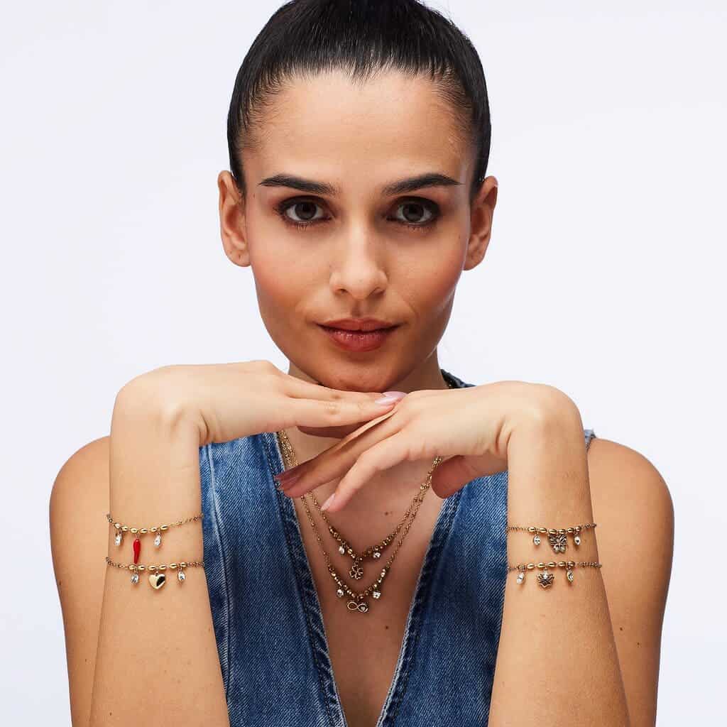 Modella indossa i bracciali e collane della collezione Brosway Chakra PE 2025