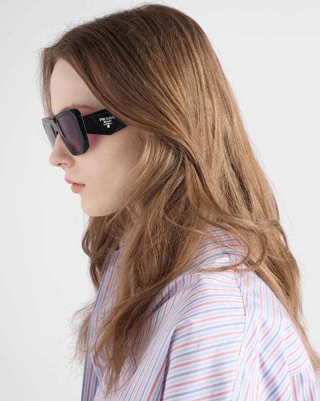 dettaglio laterale occhiali da sole donna prada symbole logo tridimensionale primavera estate 2025 €370