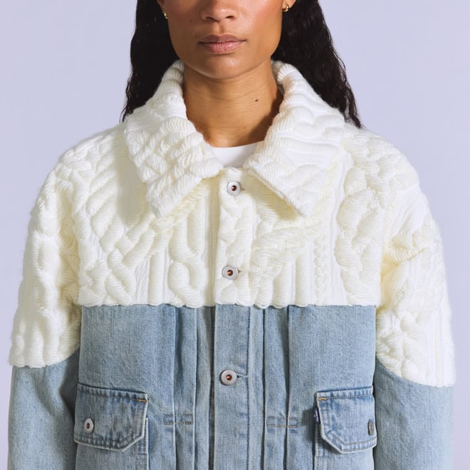 Giacca Levi’s AI 2025 con inserti bianchi e denim