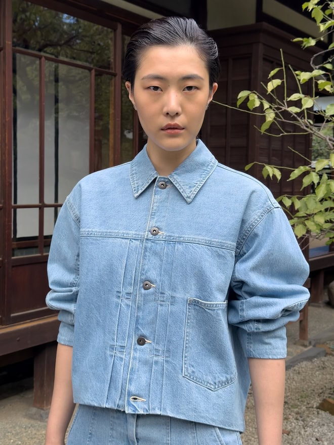 Modella indossa giacca Levi’s Blue Tab AI 2025 in denim giapponese