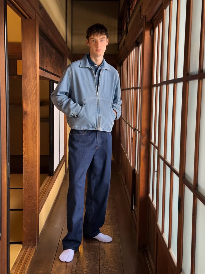 Modello indossa total look Levi’s uomo AI 2025 in denim giapponese