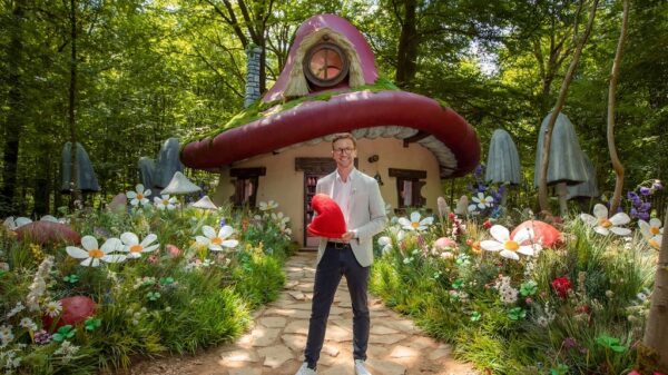 Casa dei Puffi su Airbnb in Belgio: esperienza gratuita per famiglie ispirata al nuovo film I Puffi 2025