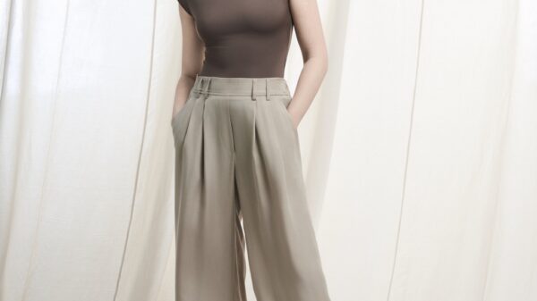 Modella con pantaloni ampi beige della collezione PANGO 19.74 SS26