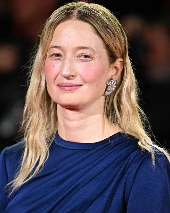 Alba Rohrwacher in Dior Haute Couture blu notte al Festival di Venezia 2025, primo piano con orecchini Tiffany & Co. scintillanti sul red carpet