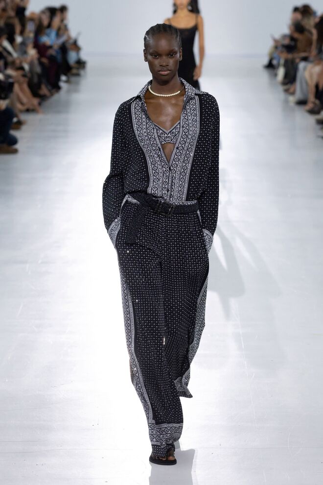 Completo nero geometrico sfilata Ermanno Scervino PE 2026