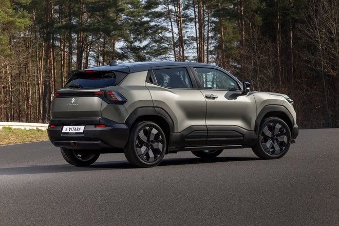 nuova Suzuki Vitara elettrica SUV compatto 2025 2026 con autonomia fino a 525 km e prezzo sotto i 30000 euro