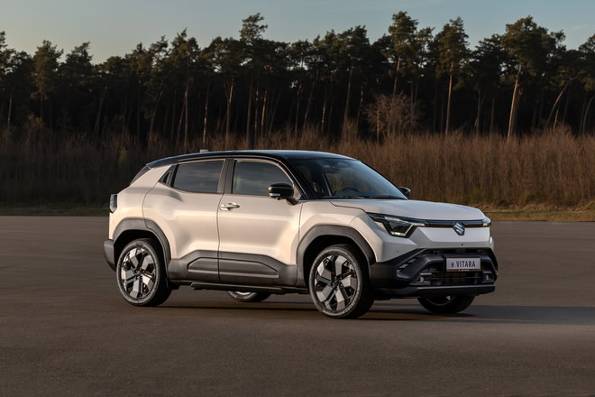 nuova Suzuki Vitara elettrica SUV compatto 2025 2026 con autonomia fino a 525 km e prezzo sotto i 30000 euro