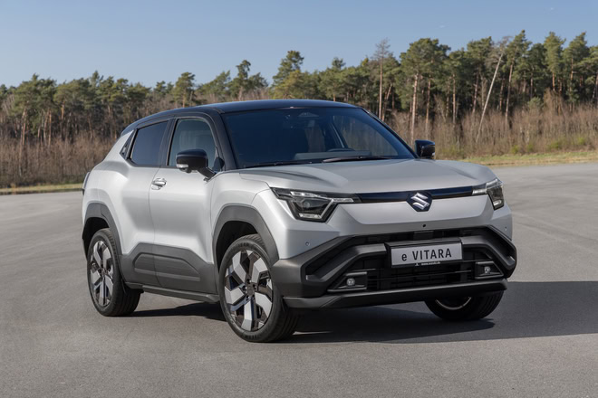 nuova Suzuki Vitara elettrica SUV compatto 2025 2026 con autonomia fino a 525 km e prezzo sotto i 30000 euro