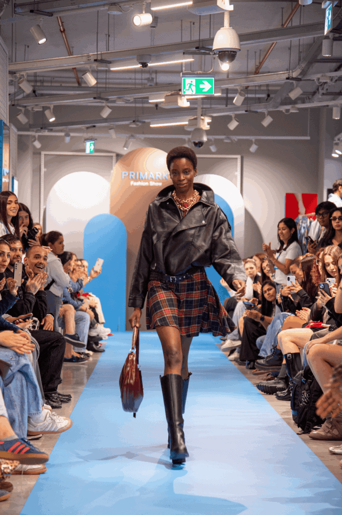 Nuova collezione donna Primark AI 2025-26 in passerella a Milano
