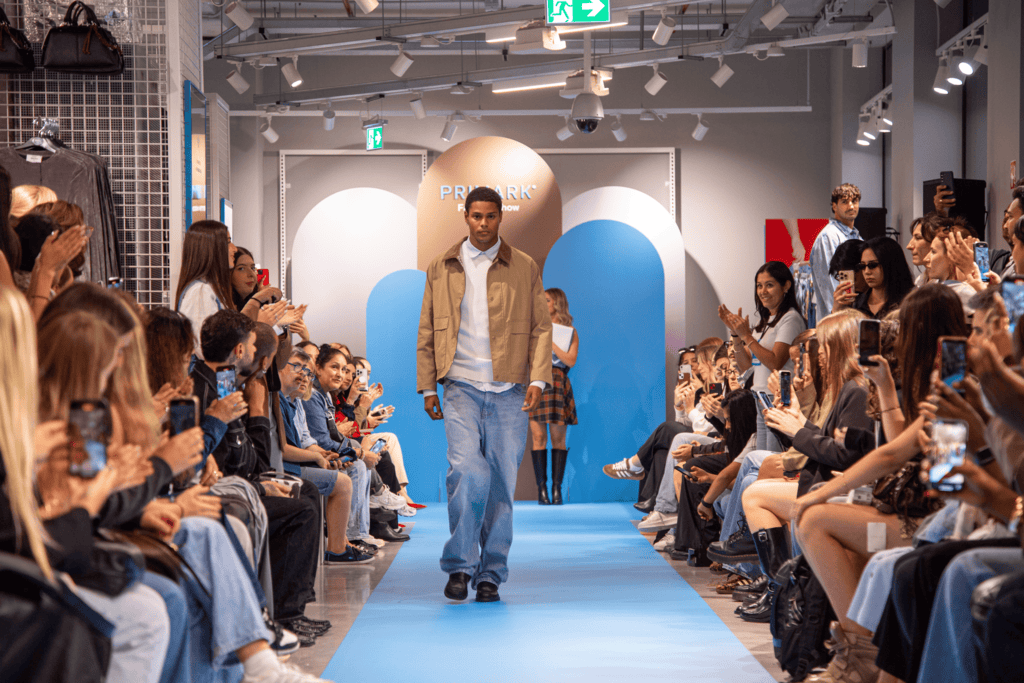 Modelli in passerella alla prima sfilata Primark a Milano AI 2025-26