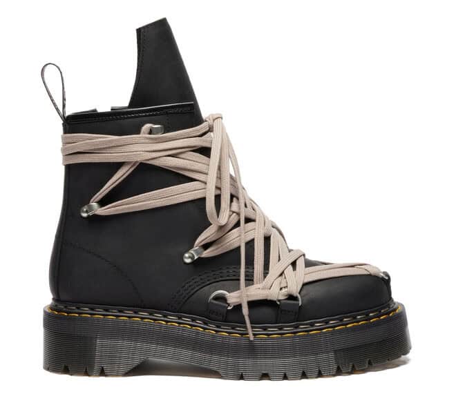 Stivale Dr Martens x Rick Owens AI 2025, anfibio in pelle nera con lacci lunghi color perla e suola alta Quad, tendenza scarpe donna AI 2025 2026