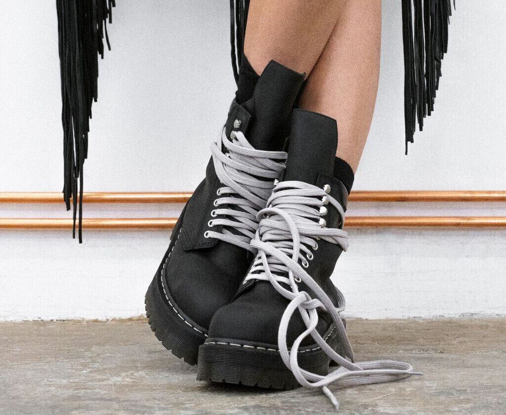 Dettaglio anfibi Dr Martens x Rick Owens AI 2025 2026 in pelle nera con lacci lunghi e suola Quad alta a vista, moda donna AI 2025