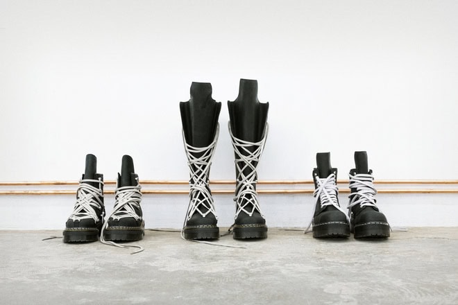 Nuovi stivali Dr Martens x Rick Owens in pelle nera, lacci perla e suola Quad alta, novità moda autunno inverno 2025 2026 per donna e uomo