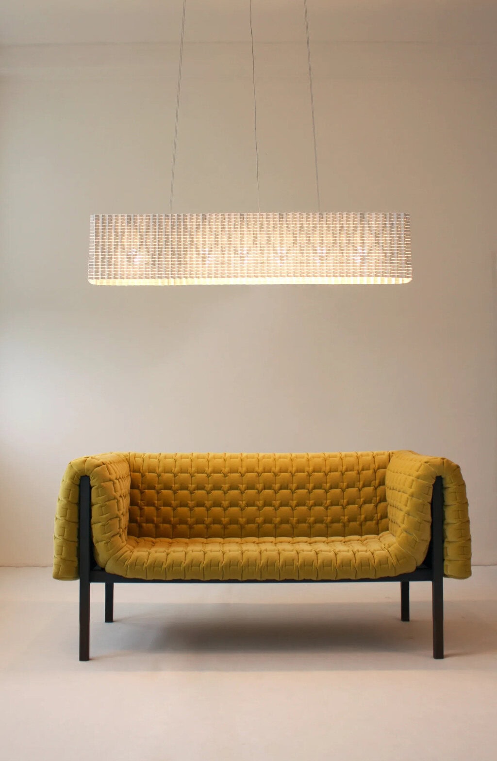 Divano Ruché disegnato da Inga Sempé per Ligne Roset, esposto alla Triennale di Milano nella mostra “La Casa Imperfetta” 2024.