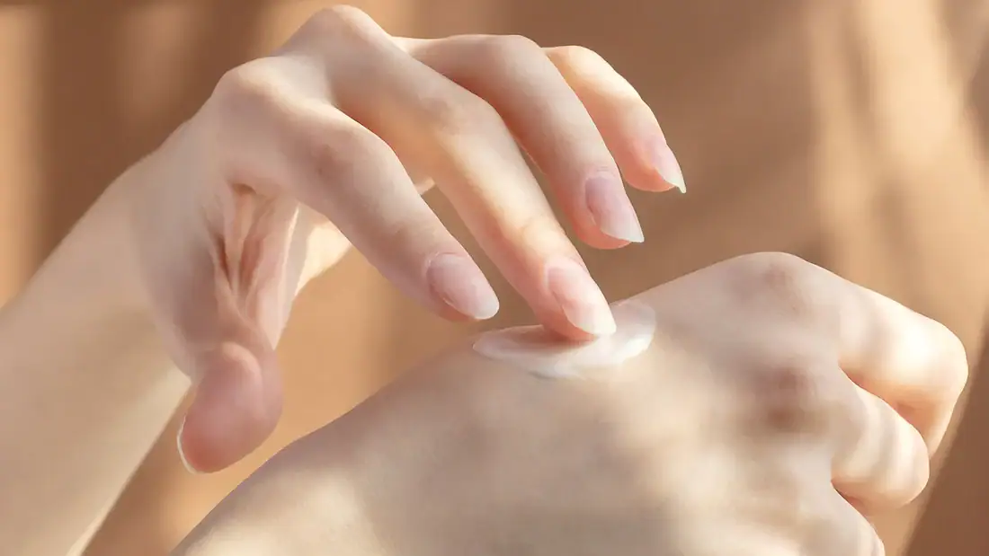 routine cura mani inverno 2025 e applicazione della crema secondo le ricerche stagionali