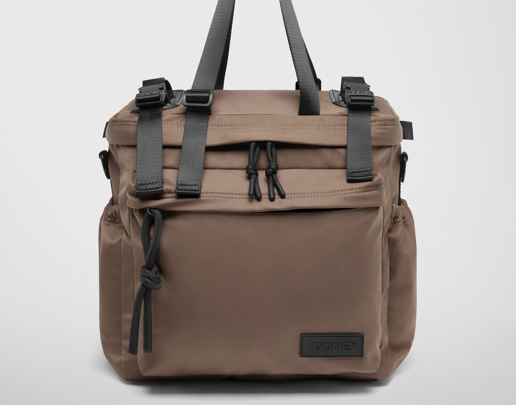 Zaino multifunzione di tendenza 2026 modello East+West M del brand DONE!, pensato per la vita quotidiana tra lavoro e tempo libero