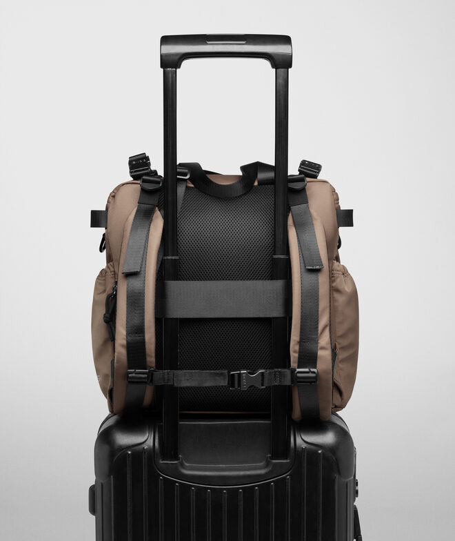 Zaino da viaggio di tendenza 2026 DONE! East+West M compatibile con trolley