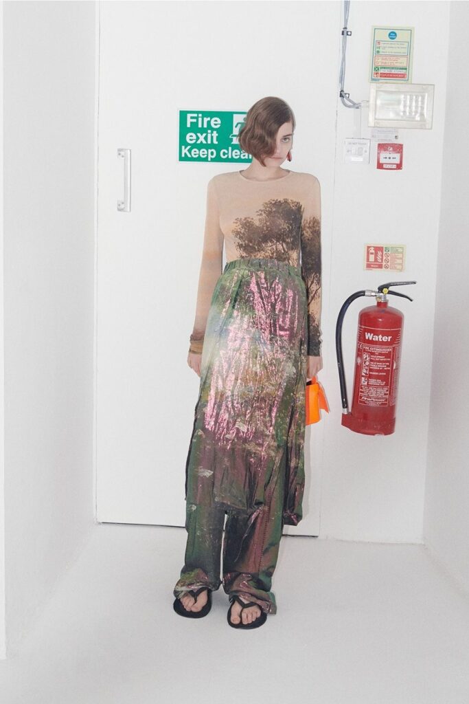 Look donna Acne Studios con stampa paesaggio boschivo gonna metallizzata primavera estate 2020