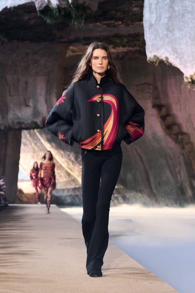 Look tuta con stampe grafiche collezione Pucci L'Alba primavera estate 2026, sfilata Ortigia