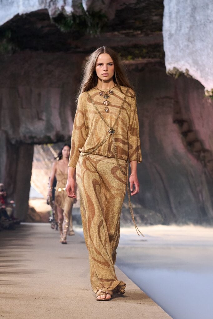 Abito donna collezione Pucci L'Alba PE 2026 con stampe grafiche, sfilata Grotta dei Cordari Siracusa