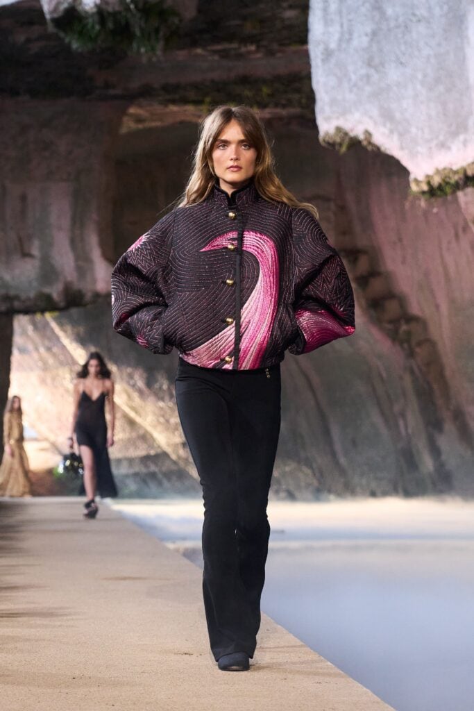 Look collezione Pucci L'Alba PE 2026 con stampe archivio e sandali gladiatore, sfilata Ortigia Siracusa