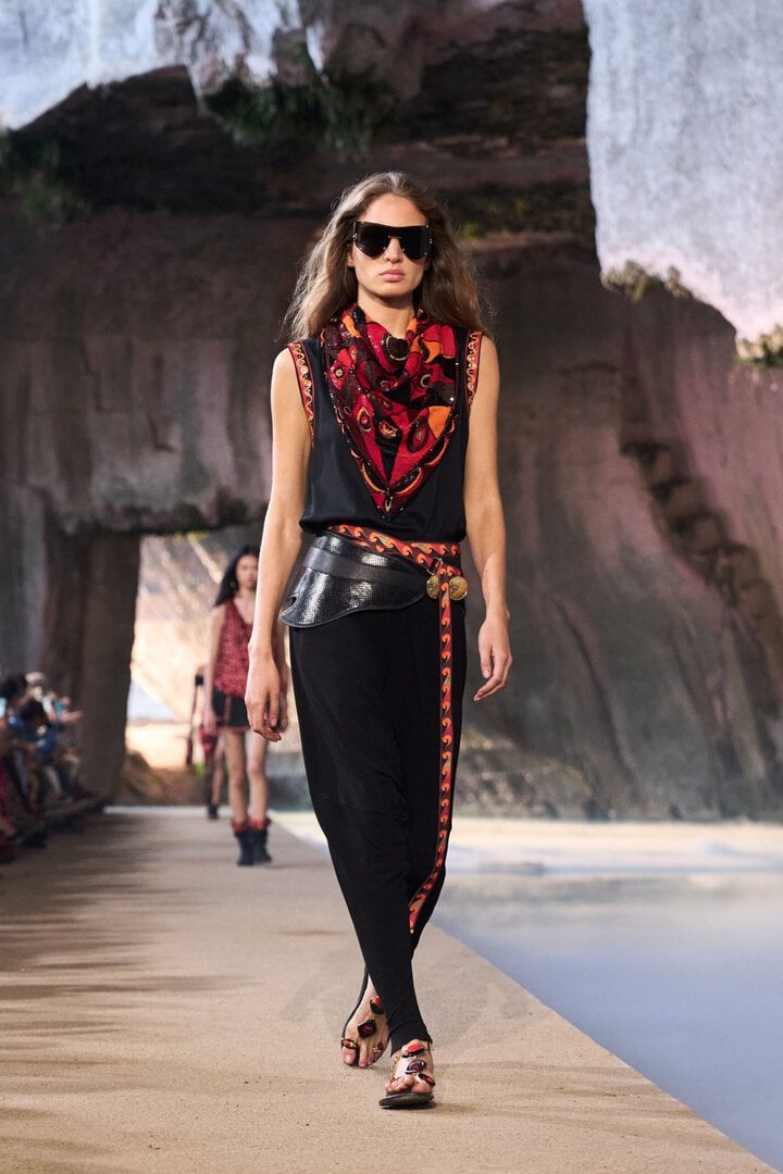 Look dalla sfilata Pucci L'Alba primavera estate 2026 alla Grotta dei Cordari, Ortigia Siracusa