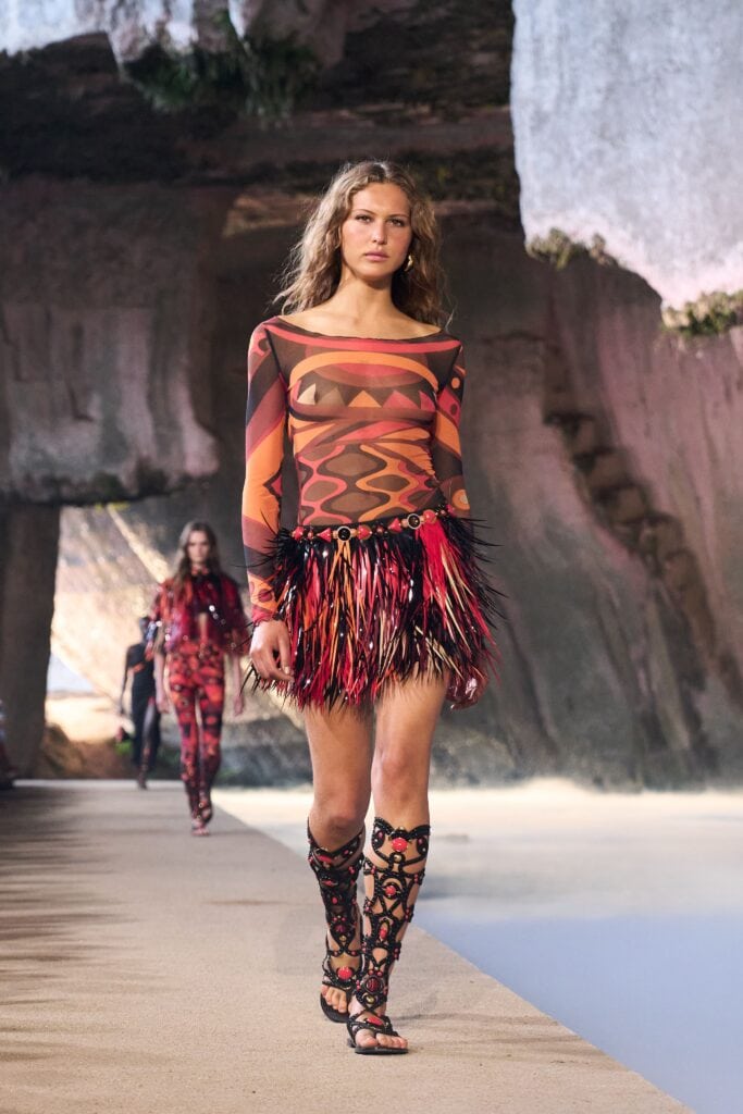 Look dalla sfilata Pucci L'Alba primavera estate 2026 alla Grotta dei Cordari, Ortigia Siracusa