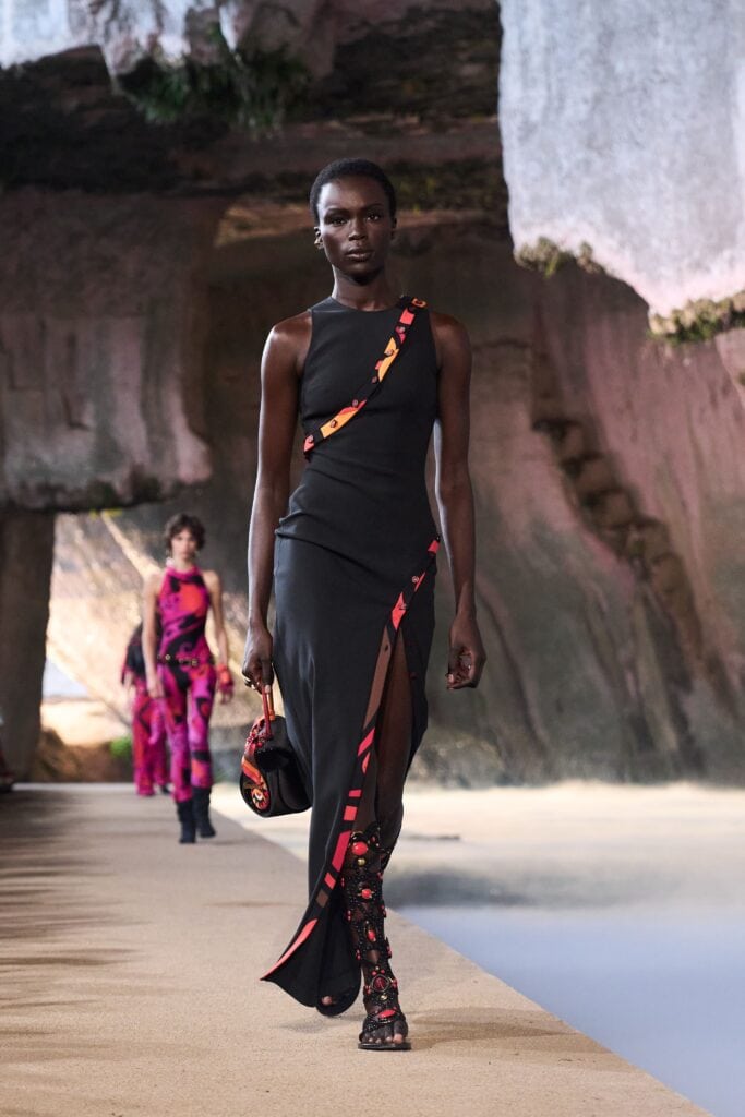 Look collezione Pucci L'Alba PE 2026 con stampe archivio e sandali gladiatore, sfilata Ortigia Siracusa
