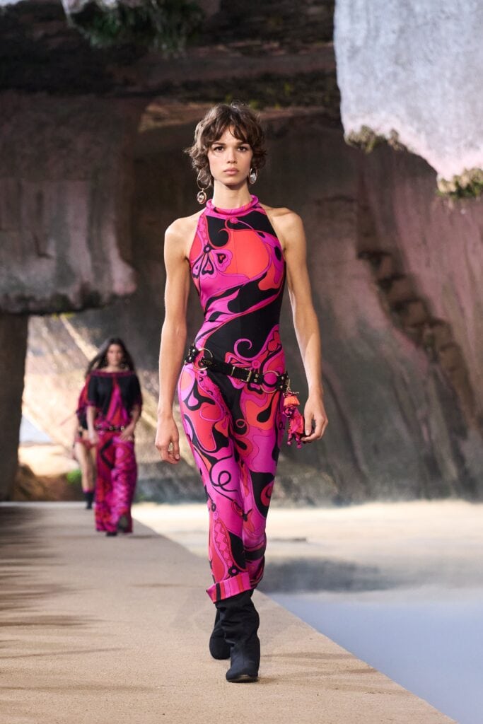 Abito donna collezione Pucci L'Alba PE 2026 con stampe grafiche, sfilata Grotta dei Cordari Siracusa
