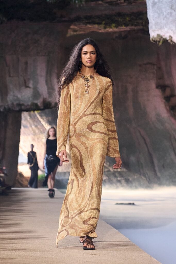 Abito lungo in jersey lurex con stampe collezione Pucci L'Alba PE 2026, sfilata Siracusa