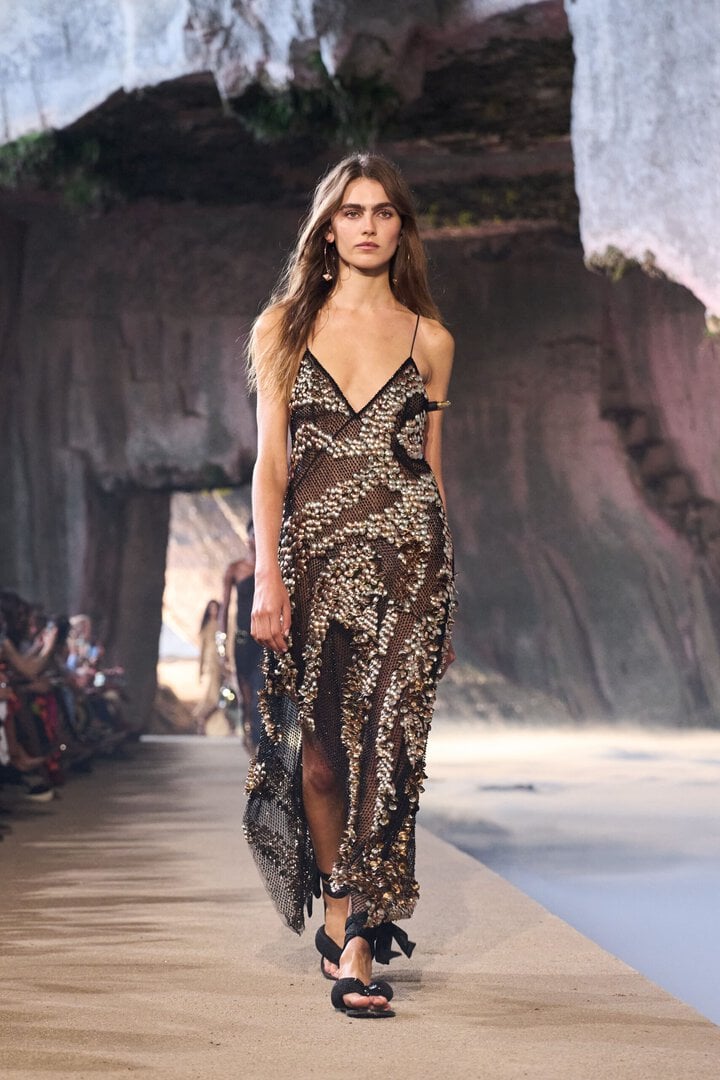 Abito lungo con paillettes collezione Pucci L'Alba PE 2026, sfilata Grotta dei Cordari Siracusa