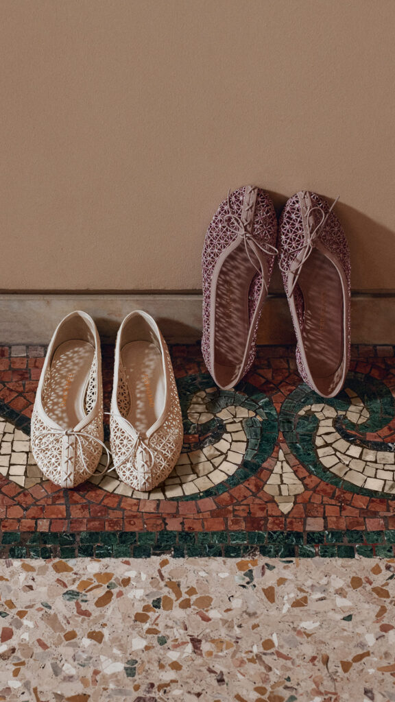 Ballerine Ferragamo con tomaia effetto macramè e fiocco, collezione primavera estate 2026 per occasioni speciali