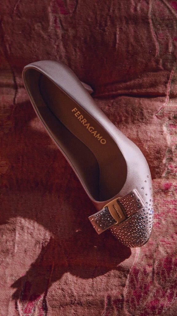 Décolleté Ferragamo con fiocco Vara e applicazioni di cristalli dégradé, scarpe cerimonia donna 2026