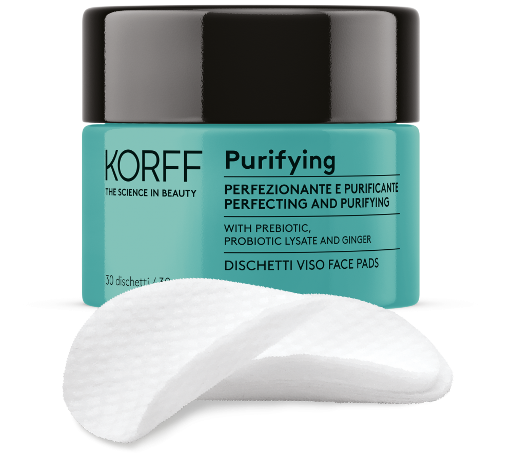 Korff ha integrato la propria linea Purifying — dedicata alle pelli miste e impure — con i Dischetti Viso. La confezione da 30 pezzi è disponibile in farmacia al prezzo suggerito di 26,90 euro. Le pelli miste e impure sono caratterizzate da un'eccessiva secrezione sebacea che produce un effetto lucido e pori dilatati. Secondo quanto dichiarato dall'azienda, i dischetti normalizzano la secrezione sebacea, riducono il diametro dei pori e conferiscono alla pelle un aspetto opaco e uniforme. Composizione Il prodotto contiene tre attivi principali. Un prebiotico e un lisato probiotico, ai quali Korff attribuisce la capacità di contribuire a ripristinare l'equilibrio della flora microbica cutanea. Un estratto di radice di zenzero, indicato dal brand per la sua funzione astringente. I dischetti sono stati testati clinicamente e dermatologicamente per nickel, cromo, cobalto, palladio e mercurio. Il comunicato specifica che ciascun metallo è presente in concentrazione inferiore a 1 parte per milione, precisando che anche piccole quantità possono essere responsabili di sensibilizzazione cutanea in soggetti predisposti. Modalità d'uso Il prodotto si presta a tre utilizzi distinti. Come trattamento booster: tamponare un dischetto sul viso ogni sera con leggero massaggio per 30 giorni consecutivi, distribuendo il prodotto su tutte le zone interessate. Come trattamento settimanale di mantenimento: applicare 2-3 volte a settimana la sera. Come maschera: lasciare in posa sul viso per 10 minuti. I dischetti sono disponibili in farmacia e sul sito ufficiale korff.it.